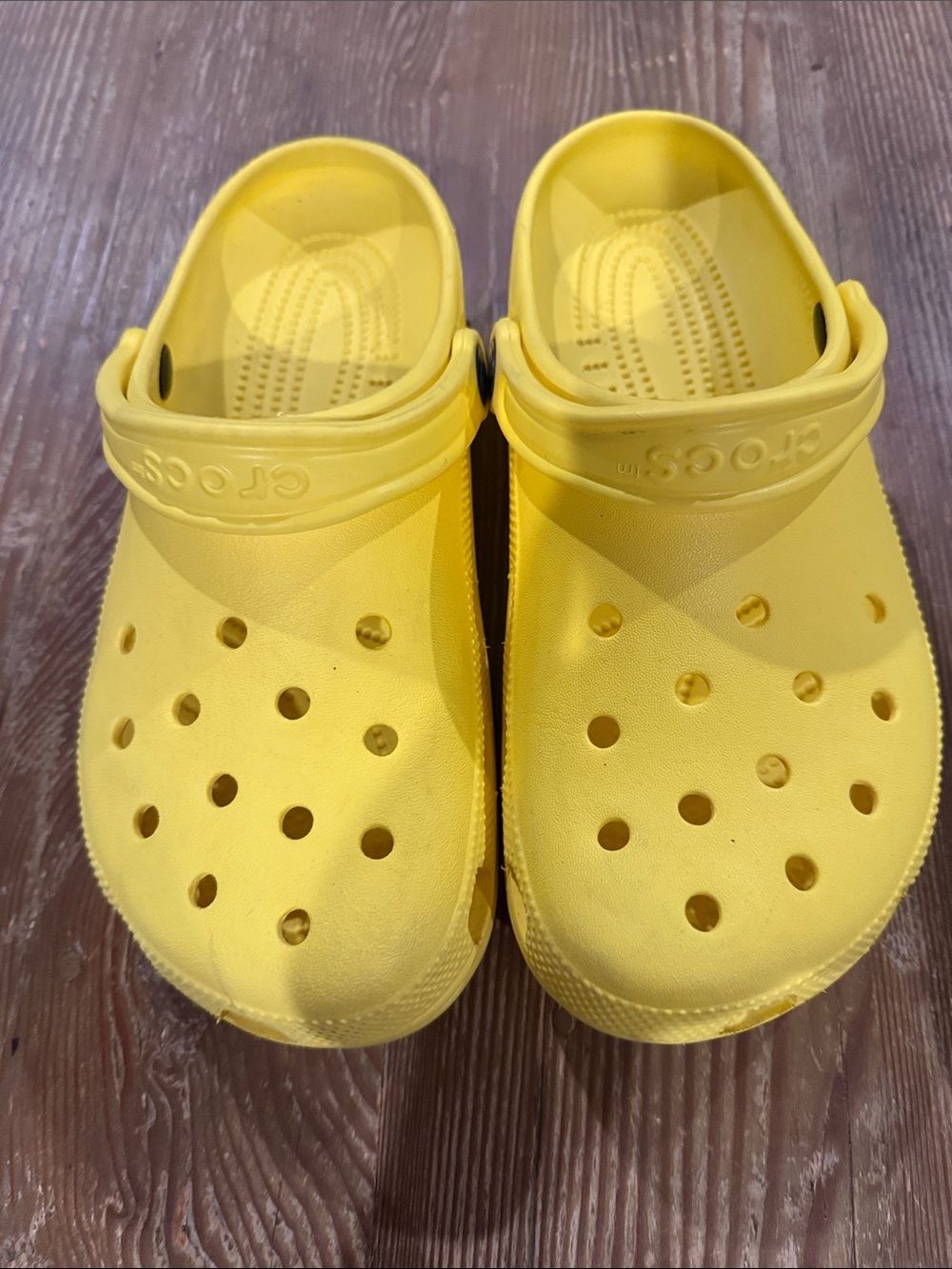CROCS Classic Clog in Bright Yellow men 7 / woman 9